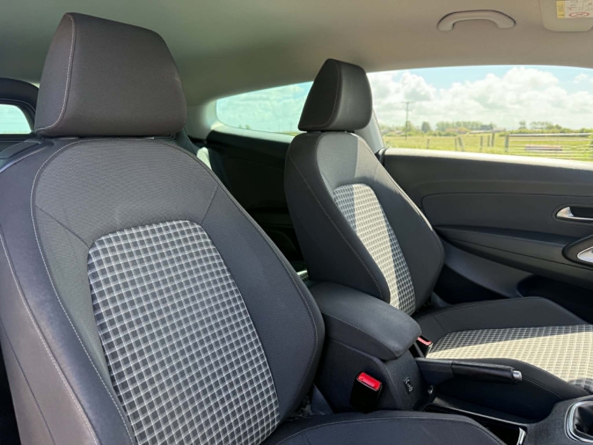 								Volkswagen Scirocco Bluemotion Tech 2.0 full									