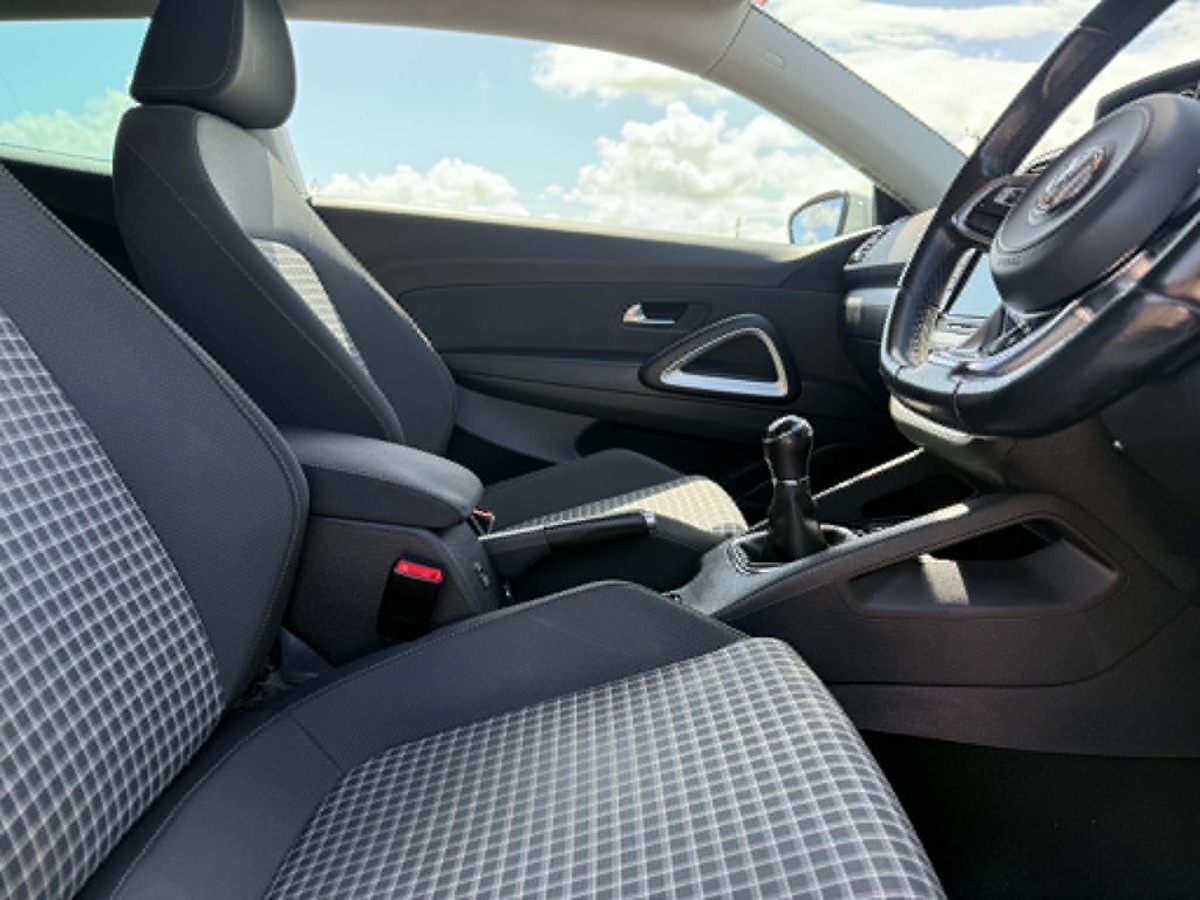 								Volkswagen Scirocco Bluemotion Tech 2.0 full									