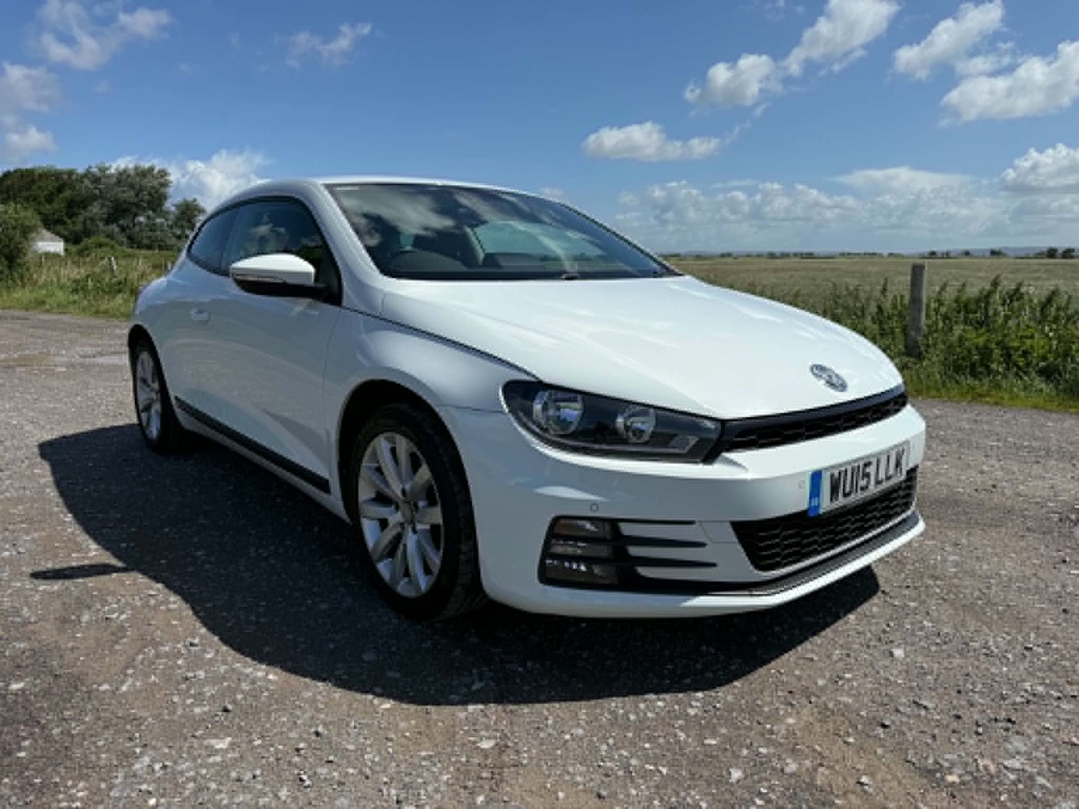 								Volkswagen Scirocco Bluemotion Tech 2.0 full									