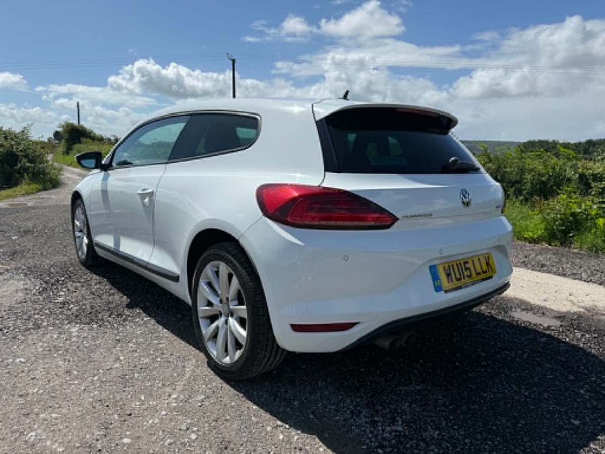 								Volkswagen Scirocco Bluemotion Tech 2.0 full									
