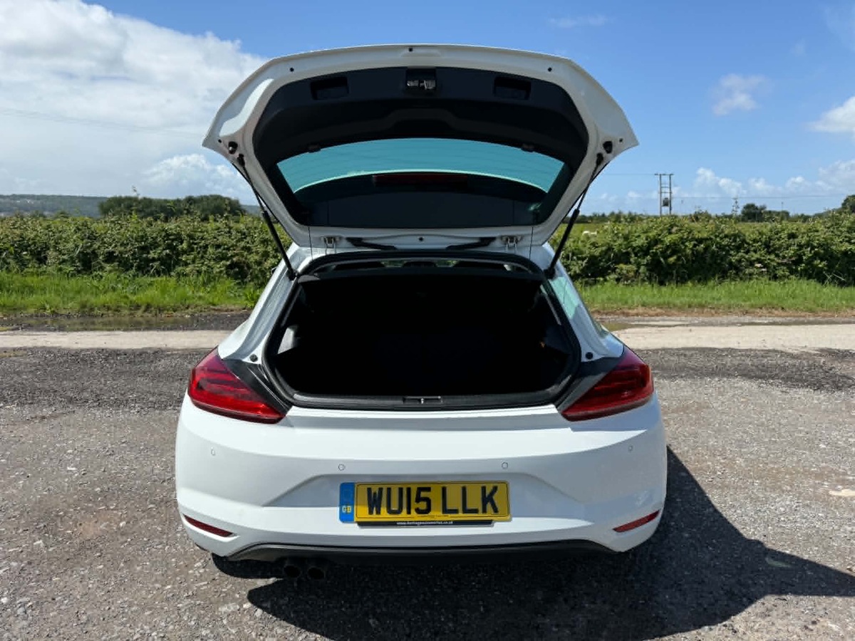 								Volkswagen Scirocco Bluemotion Tech 2.0 full									