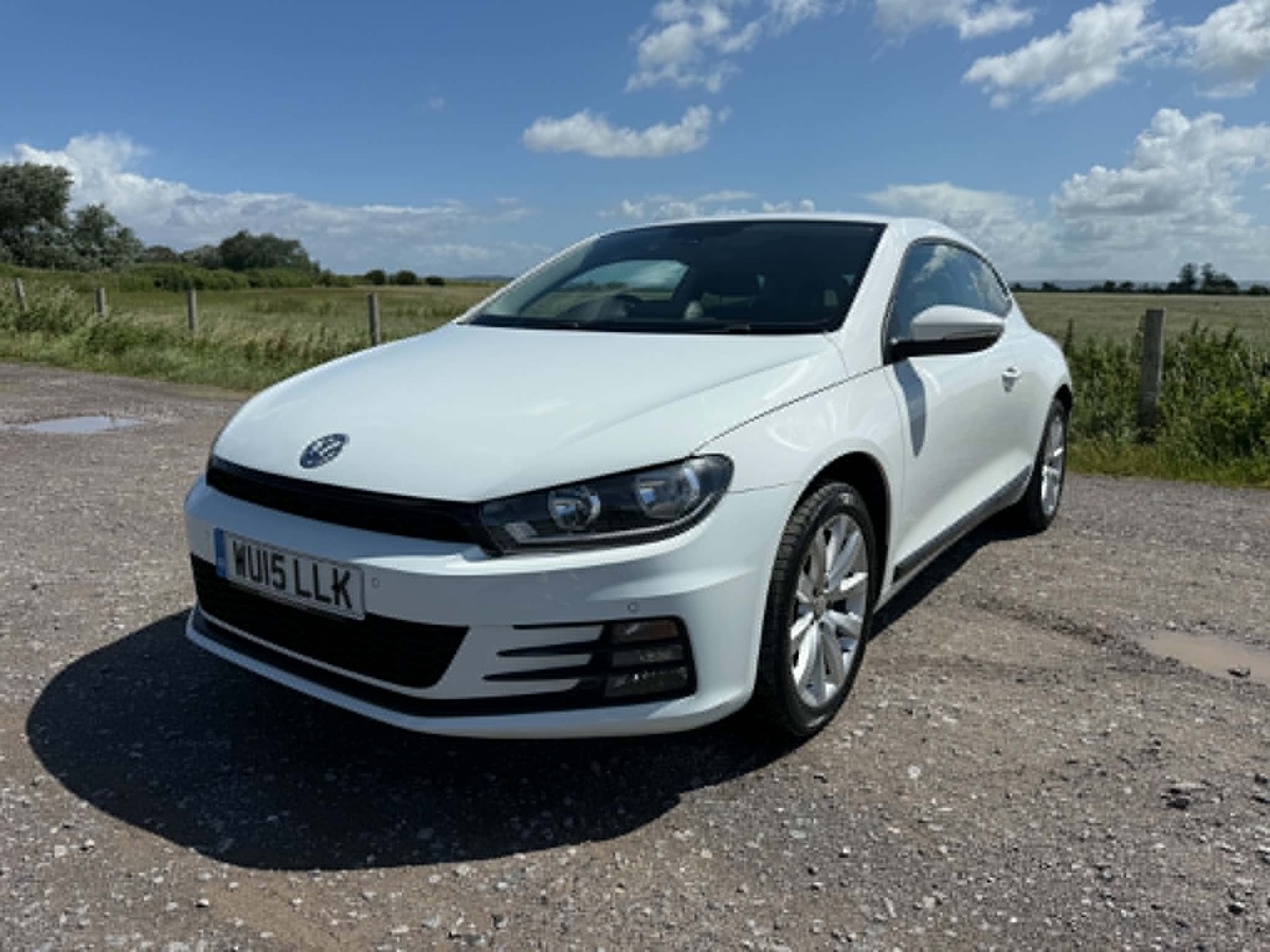 								Volkswagen Scirocco Bluemotion Tech 2.0 full									