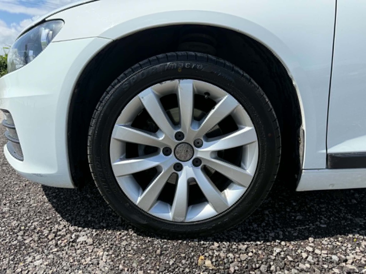 								Volkswagen Scirocco Bluemotion Tech 2.0 full									
