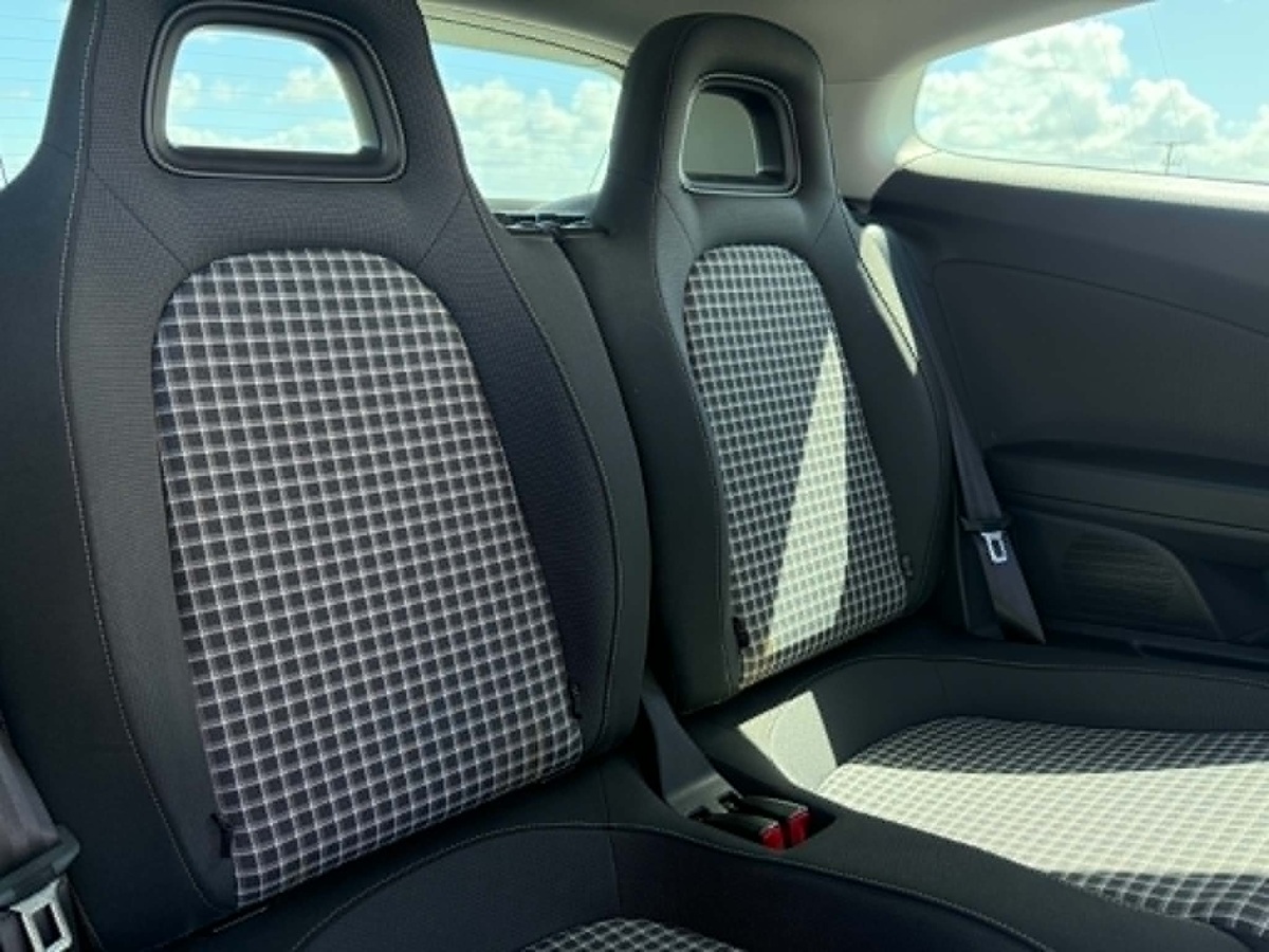 								Volkswagen Scirocco Bluemotion Tech 2.0 full									