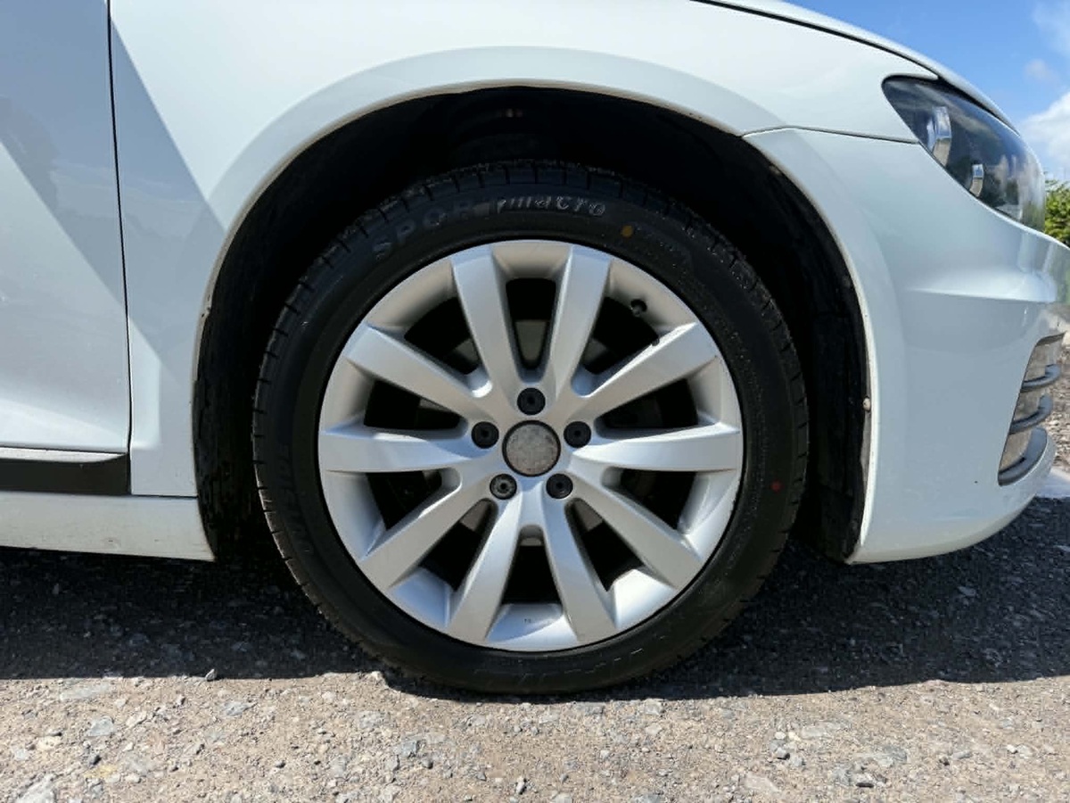 								Volkswagen Scirocco Bluemotion Tech 2.0 full									