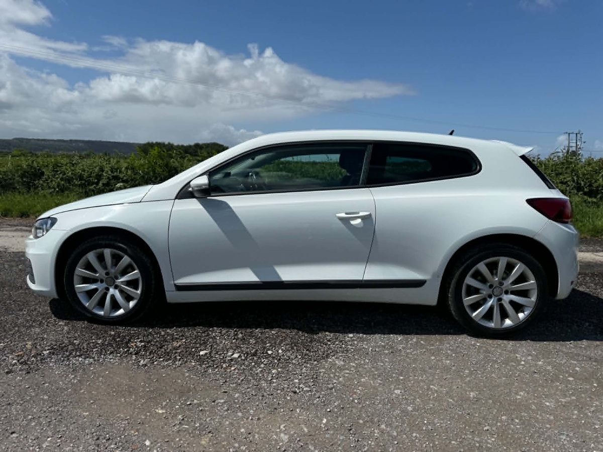 								Volkswagen Scirocco Bluemotion Tech 2.0 full									