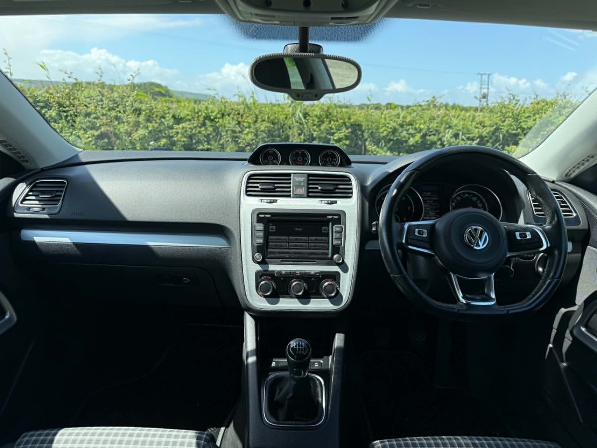 								Volkswagen Scirocco Bluemotion Tech 2.0 full									