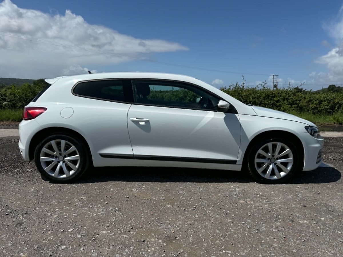 								Volkswagen Scirocco Bluemotion Tech 2.0 full									