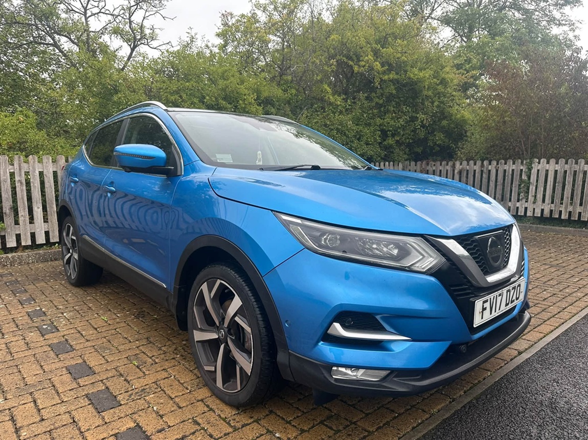 								Nissan Qashqai N-Connecta full									