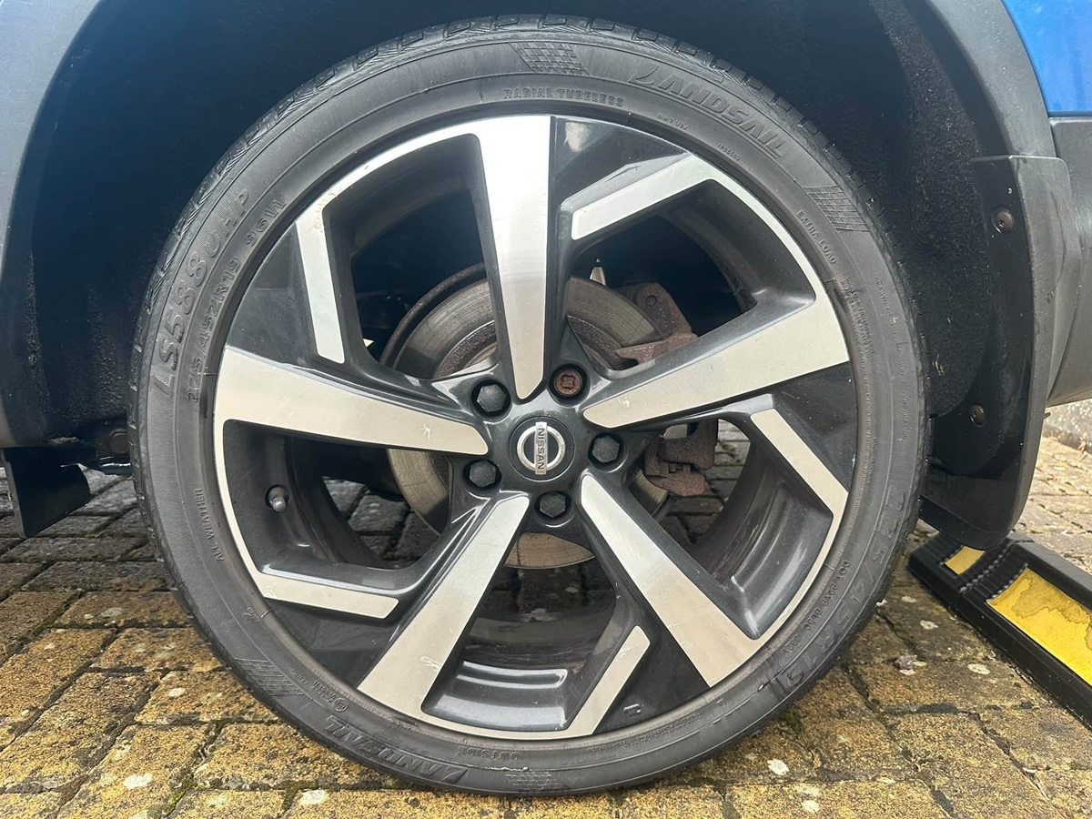 								Nissan Qashqai N-Connecta full									