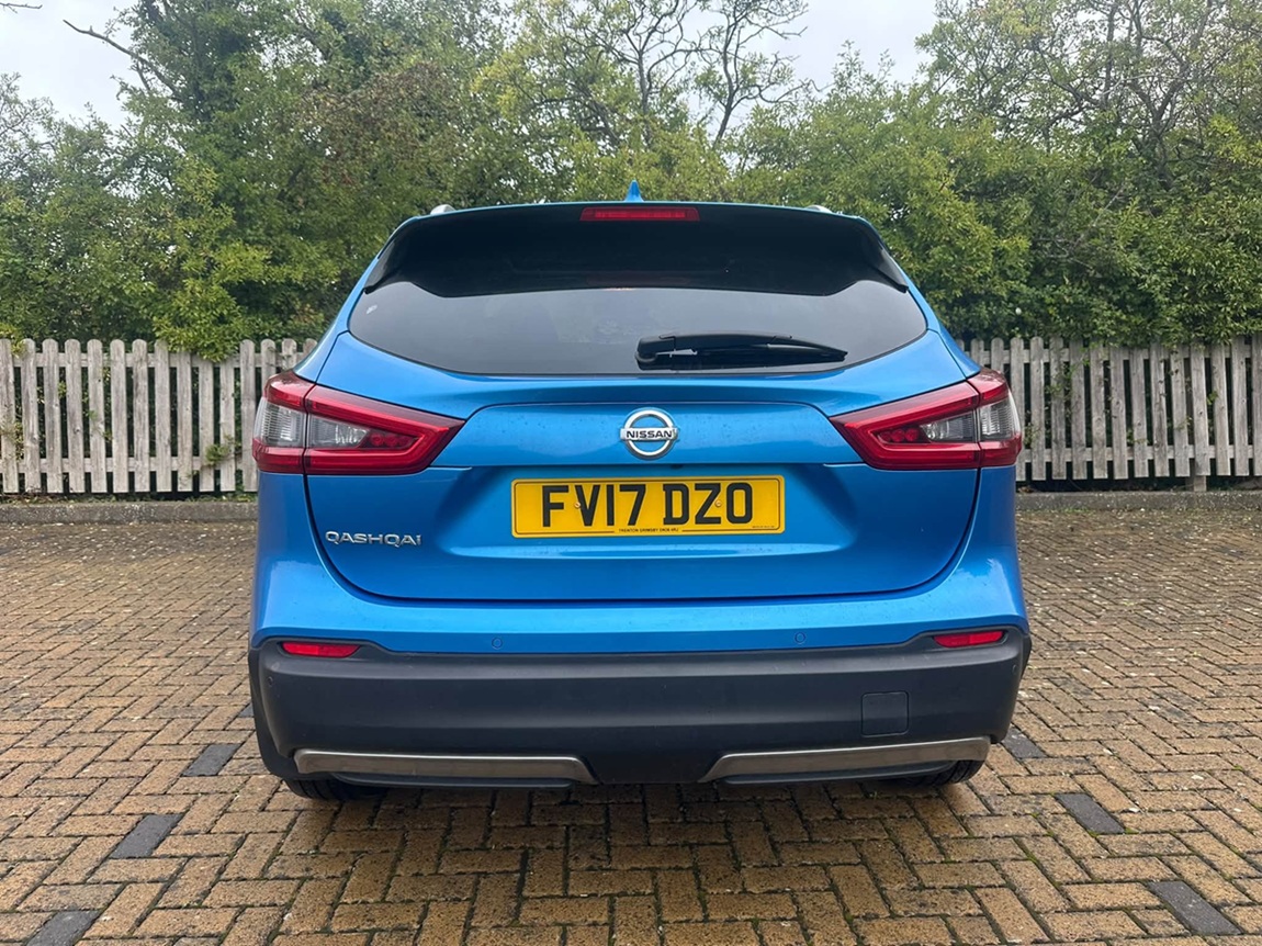 								Nissan Qashqai N-Connecta full									
