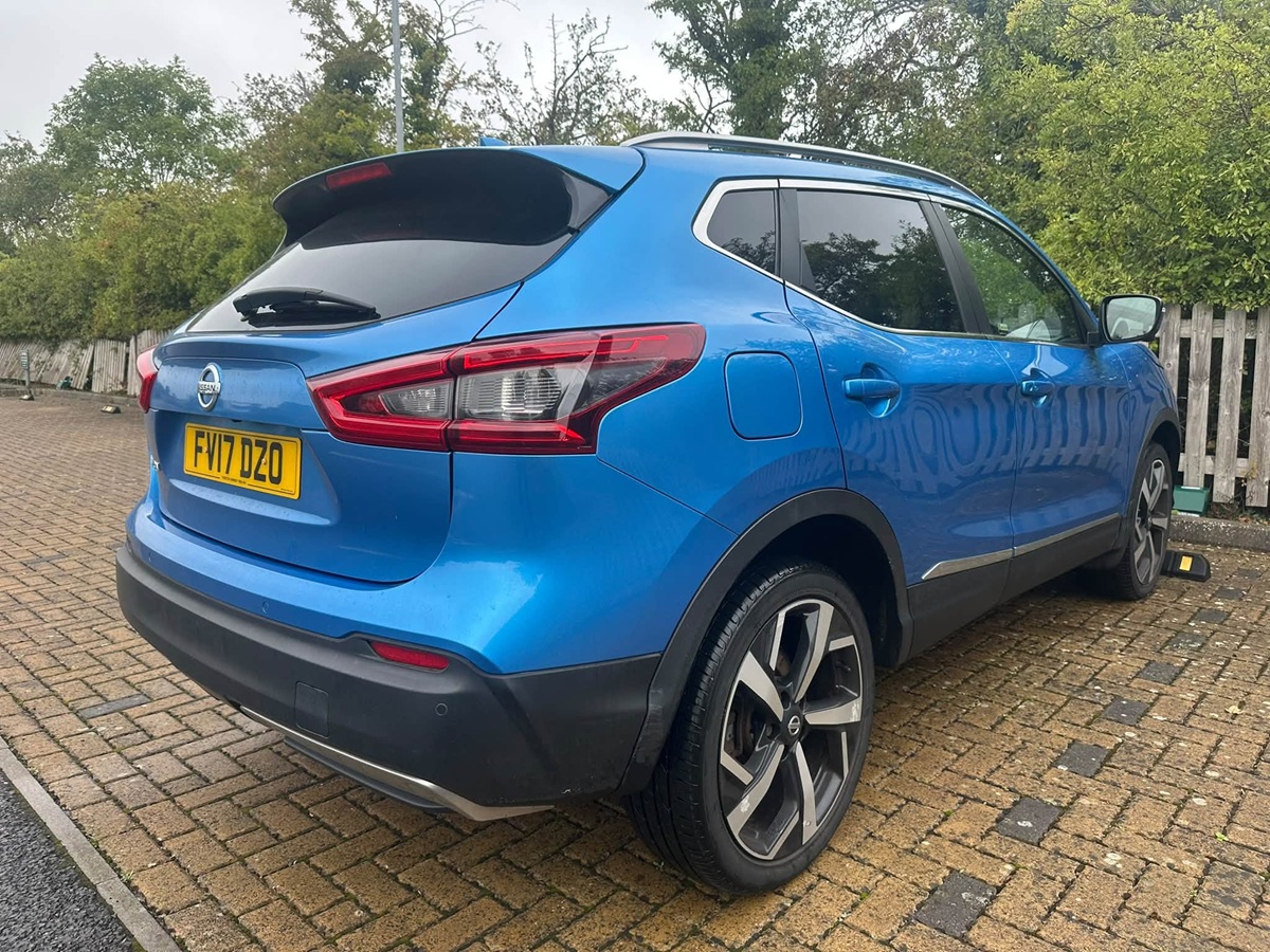 								Nissan Qashqai N-Connecta full									