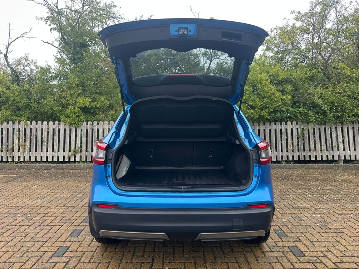 								Nissan Qashqai N-Connecta full									