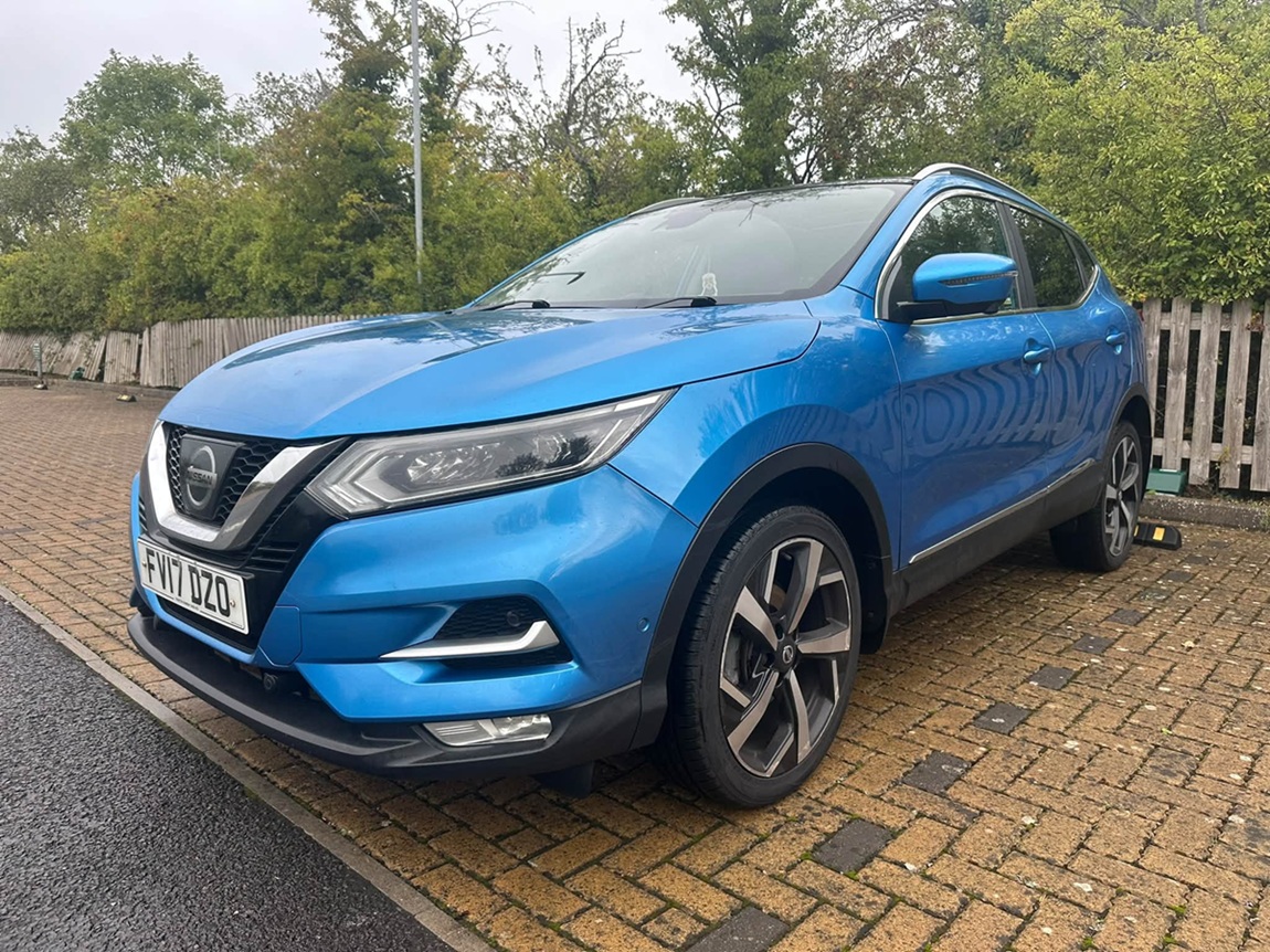								Nissan Qashqai N-Connecta full									