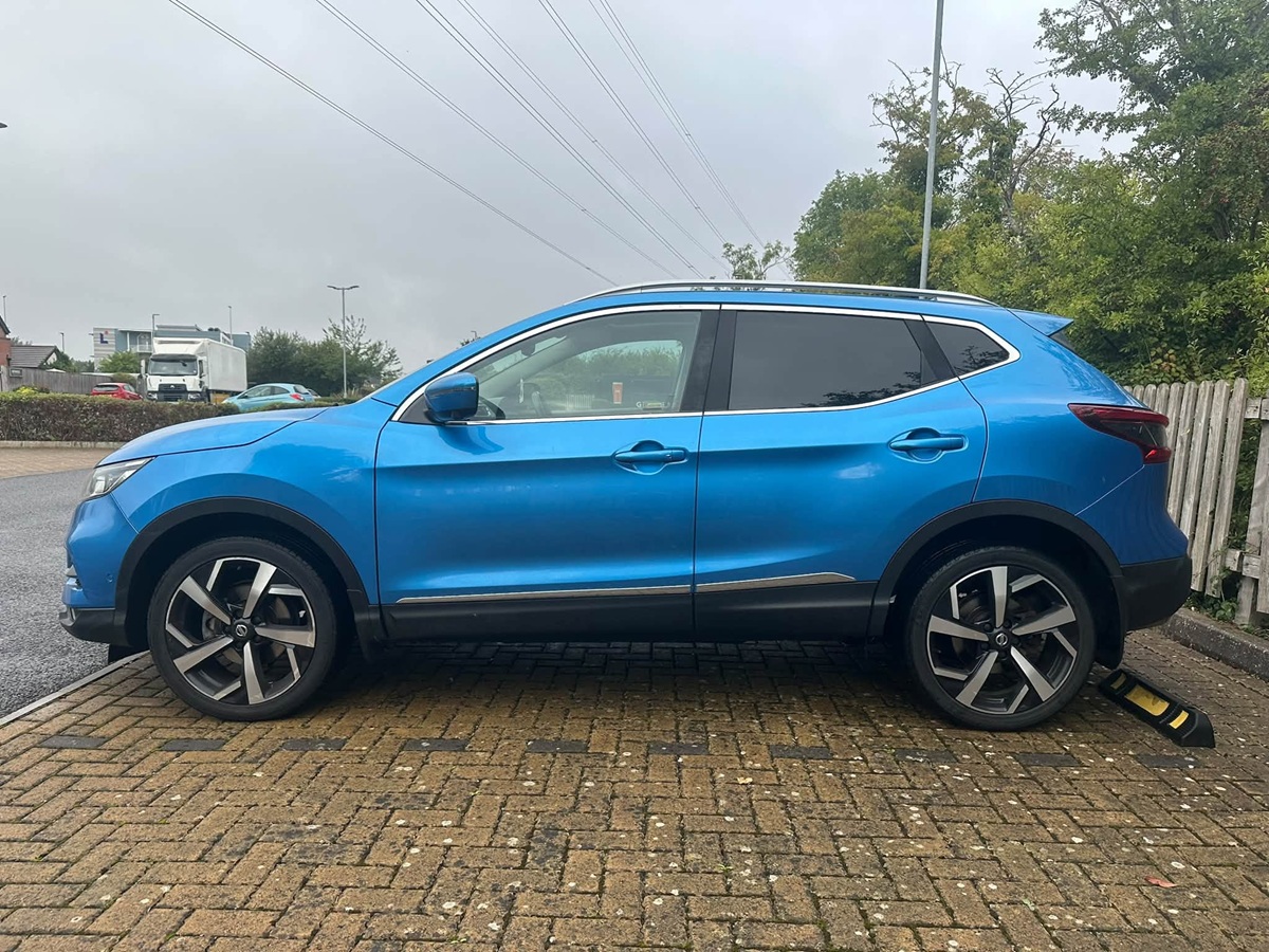 								Nissan Qashqai N-Connecta full									